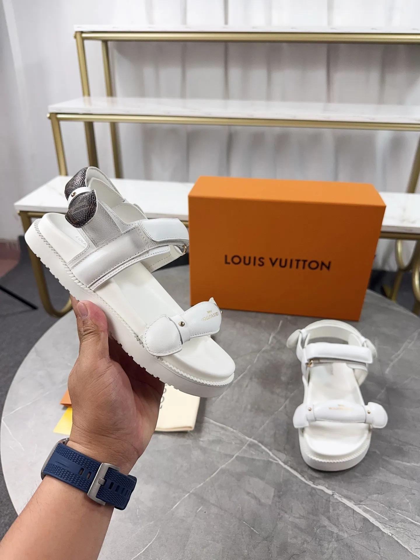 👟👟Ex-factory price 460👟👟 🌈LV | Louis Vuitton 🧡💚2025 spring and summer new style top version‼ ️The original version is the same. The counter focuses on the latest new beach shoes. Hard goods are new🆕 ❥Purchase level! Full of high-end feel! A popular model among bloggers at home and abroad, it’s retro and fashionable and looks amazing on your feet! Mainly recommended models on the official website★ ━━━━━ ЅᏇєєt ━━━━━ ▪️Upper: original customized leather ▪️Inner lining: cow lining ▪️Outsole: high-end rubber PU combination outsole ▪️Shoe size: 35-45